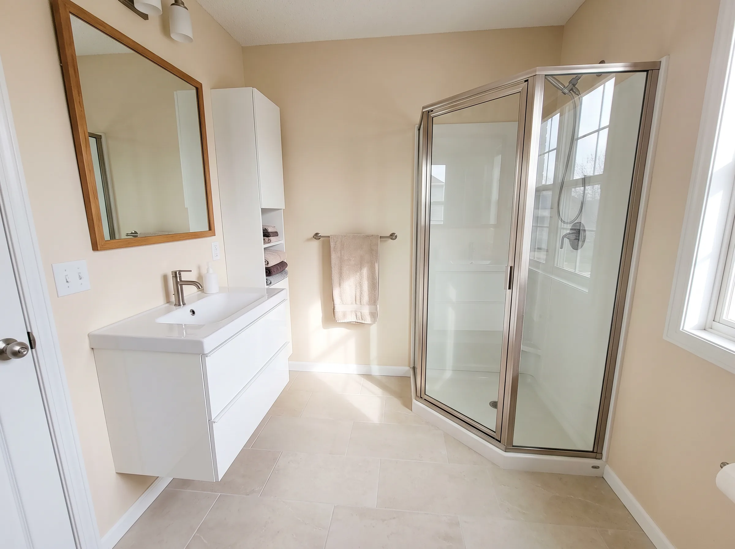 small bath in a Lino Lakes home
